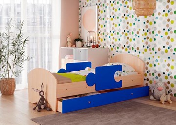 Кровать детская с ящиком и бортиками Мозайка, корпус Млечный дуб/фасад Синий (щиты) в Перми