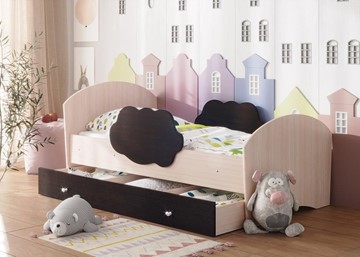 Детская кровать с бортиками Тучка с ящиком, корпус Дуб млечный, фасад Венге в Перми